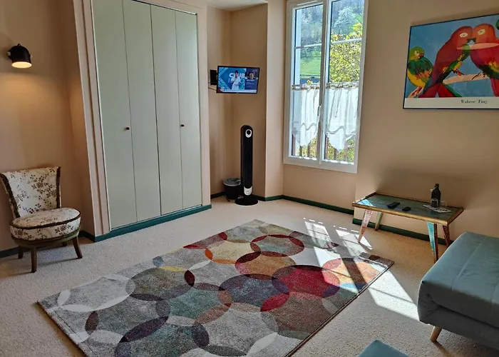 Les Rochers Отель Сен-Савен