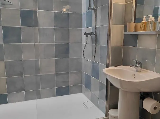 Les Rochers Отель Сен-Савен