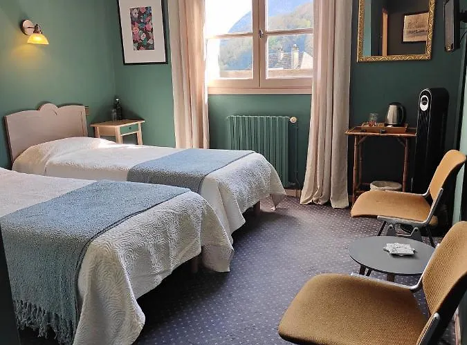 Отель Les Rochers 3*