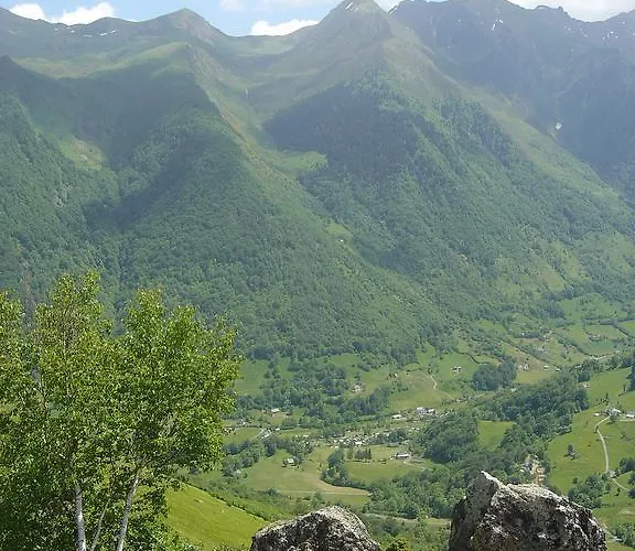 Les Rochers Отель Сен-Савен
